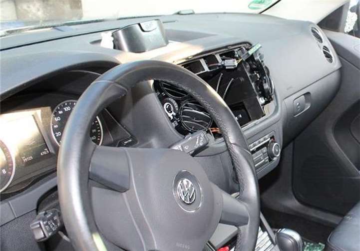 Aus mehreren Fahrzeugen wurden hochwertige Navigationsgeeräte entwendet.