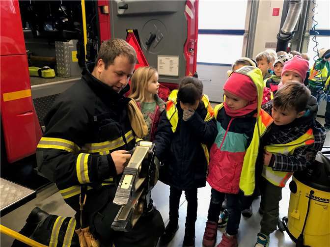 Aus nächsten Nähe konnten die Kinder das Arbeitsgerät der Feuerwehr erkunden.