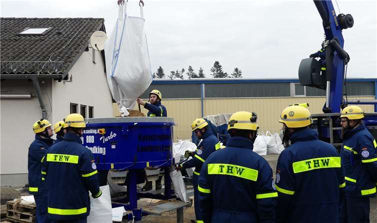 Aus riesigen Sandbehältnissen wird dieneue Anlage zunächst mit einem Lastenkran gefüllt.