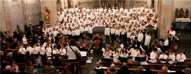 Aus rund 260 Kehlen erklangen weihnachtliche Klänge.SES