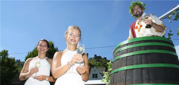 Aus seinem Weinfass zu Füßen von Burg Coraidelstein grüßte Bacchus Thorsten und seine Bacchantinnen Helena und Ronja die Festbesucher. -TE-