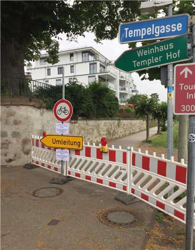 Aus südlicher Richtung beginnt die Umleitung mit Sperrung des Rheinufers unmittelbar hinter der Tempelgasse.