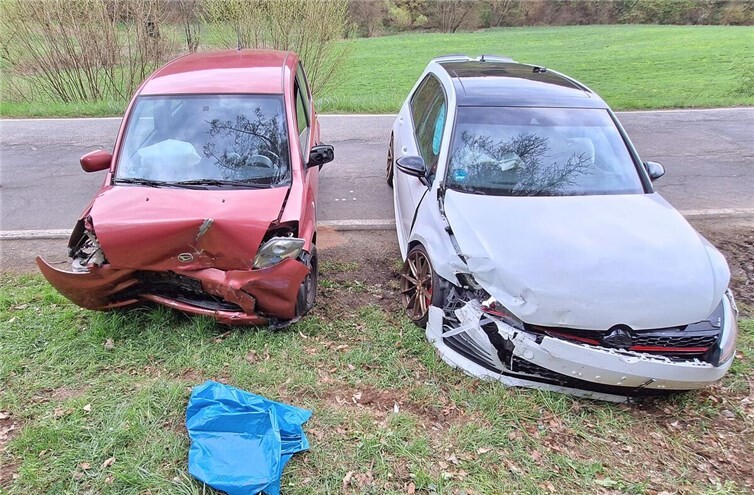Aus ungeklärter Ursache kollidierten die Autos frontal. Foto: Paul Schier / FFW Heckenbach