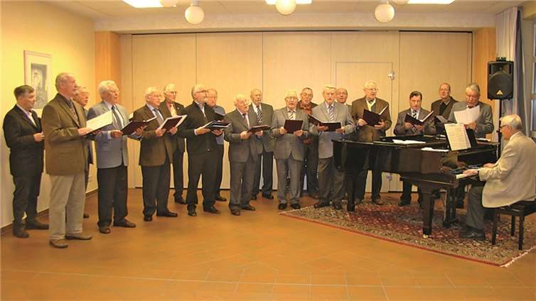 Aus voller Kehle sangen die Sänger des MGV Liedertafel beim vorweihnachtlichen Konzert.privat