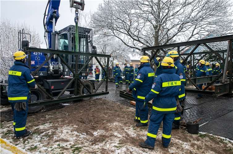 Behelfsbrücke in Heimerzheim mit vereinten Kräften an ihren Platz geschoben Aus zehn etwa zwei Meter langen Stahlelementen ist die Behelfsbrücke in der Heimerzheimer Quellenstraße zusammengesetzt.