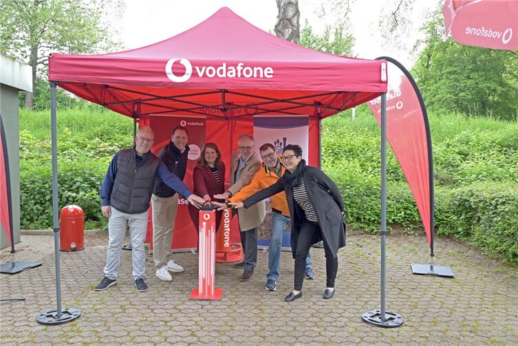 Ausbaupartner treffen sich mit Bürgermeisterin Alexandra Marzi zur symbolischen Inbetriebnahme des Glasfasernetzes in der VG Wirges (v.l.n.r.: Mark Goldhausen, Fachbereichsleiter Bürgerdienste, Bildung und Soziales VG Wirges; Christoph Meurer, Geschäftsführer Meridiam Glasfaser; Alexandra Marzi, Bürgermeisterin VG Wirges; Rolf Peter Scharfe, Leiter Glasfaserkooperationen Vodafone Deutschland; Martin Klein, 1. Beigeordneter Ortsgemeinde Siershahn; Ulrike Pfirrmann, Kaufmännische Werkleitung VG Wirges.