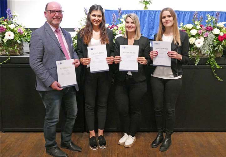 Ausbilder Andreas Doll, Alina Mertens, Laura Liesenfeld und Lara Schmitz (von links) freuen sich über die Auszeichnung der IHK.Foto: privat