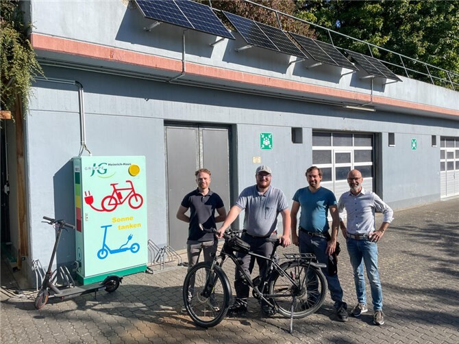 Ausbilder Paul Best (v.l.n.r.), die beiden Auszubildenden Max Braam und Timo Lutter sowie Geschäftsführer Dirk Rein testen die neue Ladestation am BBW.  Foto: Julia Steffenfauseweh