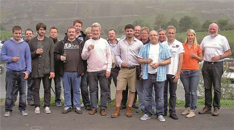 Ausbilder uns Schüler begossen die bestandene Prüfung mit einem Gläschen Sekt. privat