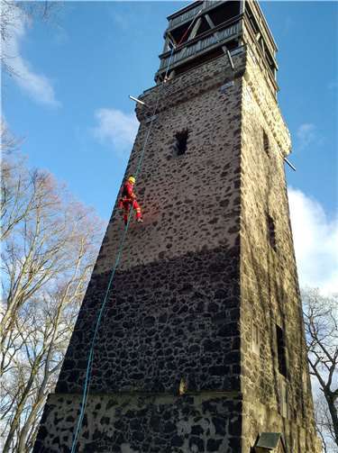 Ausbilderin Ingrid Vogt demonstriert in 25 Meter Höhe, worauf es beim Abseilen aus großer Höhe ankommt.Foto: DLRG