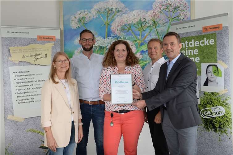Ausbildung ist Teamsache. Es freuen sich über die Auszeichnung (v.l.n.r.): Betriebsratsvorsitzende Andrea Opitz, Teamlead HR Matthias Klöckner, HR Specialist für das Recruiting Katja Hild, Ausbildungsleiter Richard Rosteck und Member of the Management Board Thomas Münster.  Fotos: Hasübert/Chemieverbände Rheinland-Pfalz