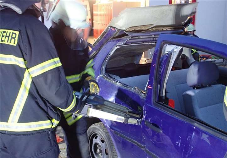 Ausbildung technische Unfallhilfe. Rettung aus einem verunfallten PKW. Hier mittels hydraulischer Schere und Spreizer.Fotos: privat