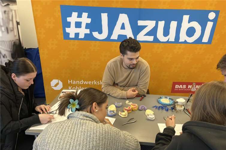 Ausbildungsbotschafter sind junge Handwerker wie Zahntechnikergeselle Diego Höft, die in Schulen oder auf Messen gehen, um Jugendliche in der Phase der Berufsorientierung auf Augenhöhe über ihre Ausbildung, ihren Beruf und Ausbildungsbetrieb zu informieren.Fotos: HwK Koblenz
