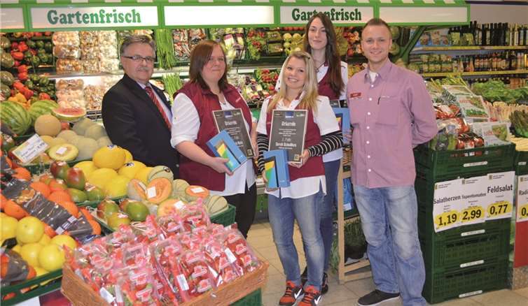 Ausbildungsleiter Harald Hardtke überreichte den Preis an Sarah Malz, Sarah Schellhas und Nadine Weiberg im Beisein von Pate Stefan Ohst.AB