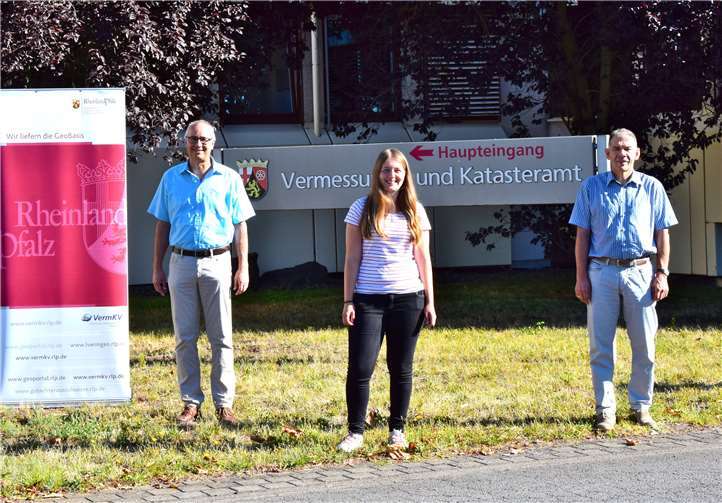 Ausbildungsleiter Thomas Jakobs, Prüfungsbeste Tamara Chmura u. Behördenleiter Klaus Marder (v. li.). Foto: privat