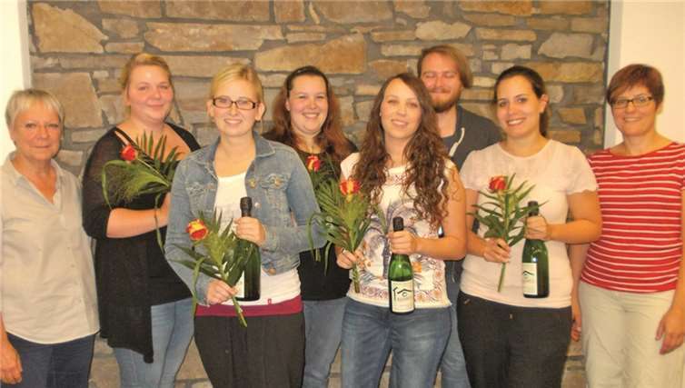 Ausbildungsleiterin Claudia Horbach (l.) und die pädagogische Leiterin Claudia Schönershoven (r.) freuten sich mit den Absolventen (v. l.) Maja Kunz, Lena-Marie Kaufmann, Jenna Rech, Lea Kalb, Sebastian Hartung und Julia Ackermann. privat