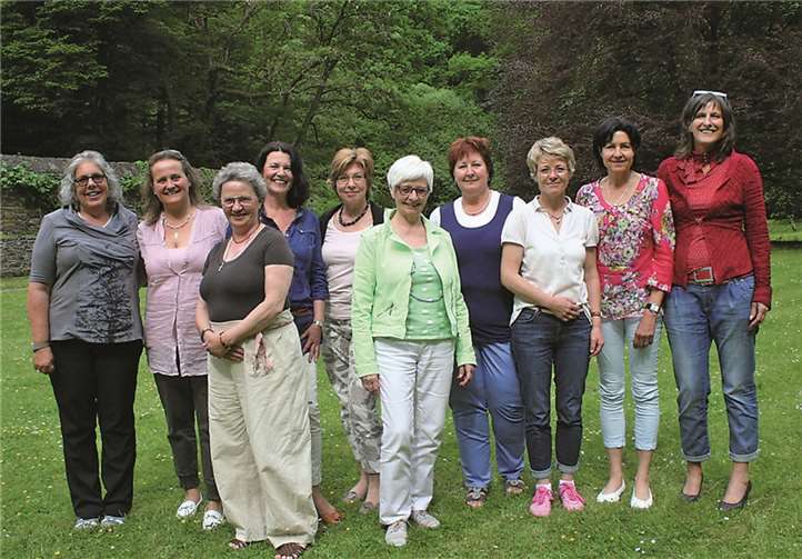 Ausbildungsleiterin Dr. Sylvia Brathuhn (rechts) und die Vorsitzende des Neuwieder Hospiz-Vereins, Susan Sprague-Wessel (links) gemeinsam mit den Teilnehmern des Ausbildungskurses. privat