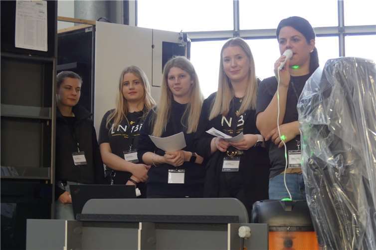 Ausbildungsleiterin Kathrin Jakoby (re.) und vier ihrer jungen Mitarbeiterinnen stellten Firma und Berufsangebot vor.