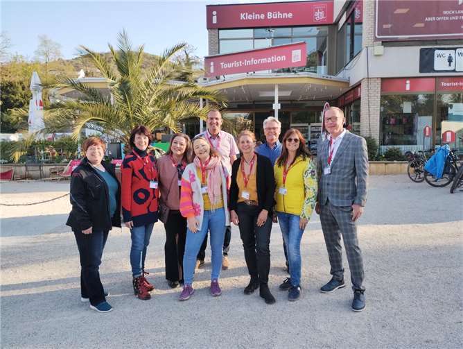 Ausbildungsleiterin Svenja Bach (l.) vom Ahrtal-Tourismus begrüßte die neuen Gästeführer herzlich im Team.  Foto: Jule Schmitz