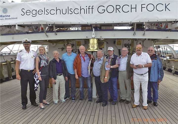 Ausbildungsoffizier, Olt. z. See D. Köber, Christiana Menzenbach, Gerd Weingarten, Christoph Menzenbach, Bernd Molitor, Franz Wittlich, Hermann Reinhard, Josef Menzenbach, Rolf Diek und Heinz Wiebe (v.l.) an der großen Glocke. privat