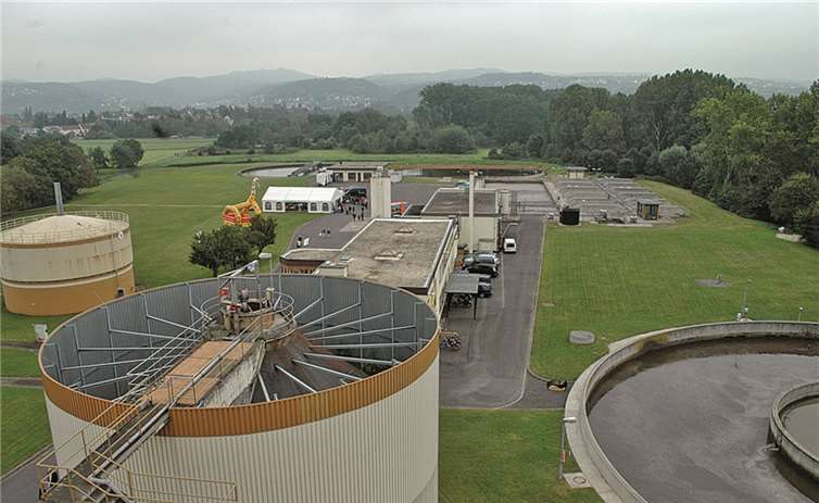Ausblick auf die Kläranlage von den Faultürmen aus. BL