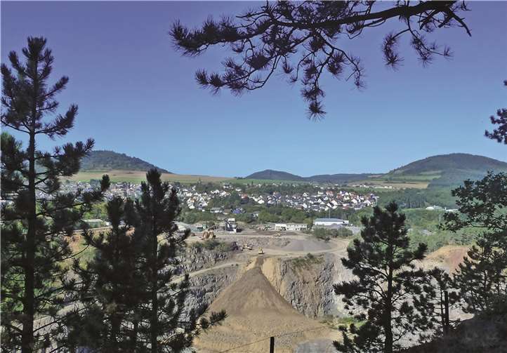 Ausblick in den Steinbruch und auf die umliegenden Vulkane.