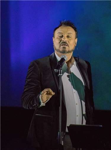 Ausdrucksstark intonierte Toni di Napoli Mitsingtexte.