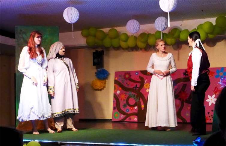 Ausdrucksvoll interpretiertendie Schülerinnen und Schüler die klassischen Rollen. privat