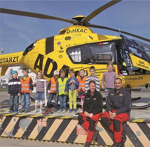 Ausführlich erklärten die Piloten den zehn „Wackelzähnen“ den Rettungshubschrauber. privat