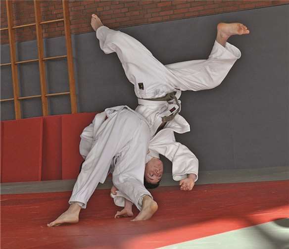 Ausführung einer Variante des Wurfes „Soto-maki-komi“ auf der Bezirkseinzelmeisterschaft.Thomas Trimborn