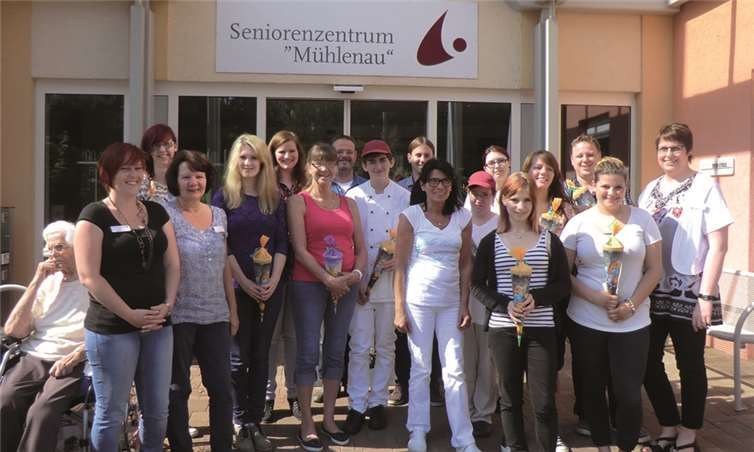 Ausgebildet werden die jungen Leute als Altenpfleger/in oder Altenpflegehelferin sowie Hauswirtschaftlerin. Ein junger Mann bereitet sich auf sein Ausbildungsjahr als Koch vor.privat