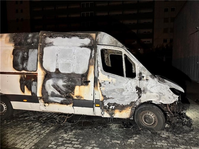 Ausgebrannter Transporter. Foto: Polizeipräsidium Koblenz