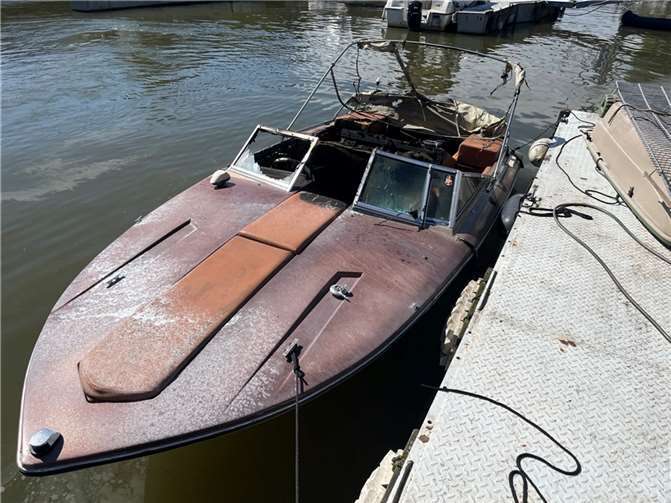 Ausgebranntes Sportboot. Foto: WSP-Station Koblenz