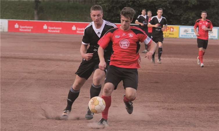 Ausgebremst hat nicht nur hier der Mannschaftskapitän Alexander Hartstang der SG Puderbach seinen Gegenspieler des SSV Heimbach-Weis. Am Ende siegte der Bezirksligist knapp mit 1:0 beim Kreis-Pokalsieger des Fußball-Kreises Westerwald/Wied. TH
