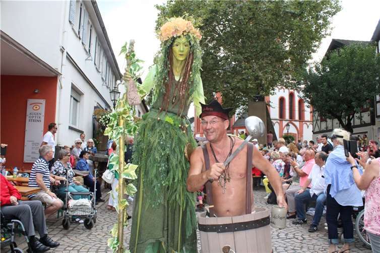 Historisches Novum: Felix I. ist Weinkönig von Heimersheim Ausgefallene Kostüme beim Festzug.