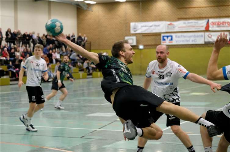 Ausgehebelt: Peter Berens und seine Mannschaft ließen sich auch von harten Attacken des Gegners nicht aus dem Konzept bringen.  Foto: Carola Laun