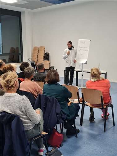 Ausgehend von den katastrophalen Ergebnissen der PISA-Studien in Deutschland ab 2001 hinterfragte Rohde, ob und wenn ja wie man denn Bildung überhaupt messen kann. Selbst das Messen der Leistung von Schüler*innen sei schwierig, und was diese Nennwerte dann ausdrücken, ist ebenfalls zu hinterfragen. Foto: privat