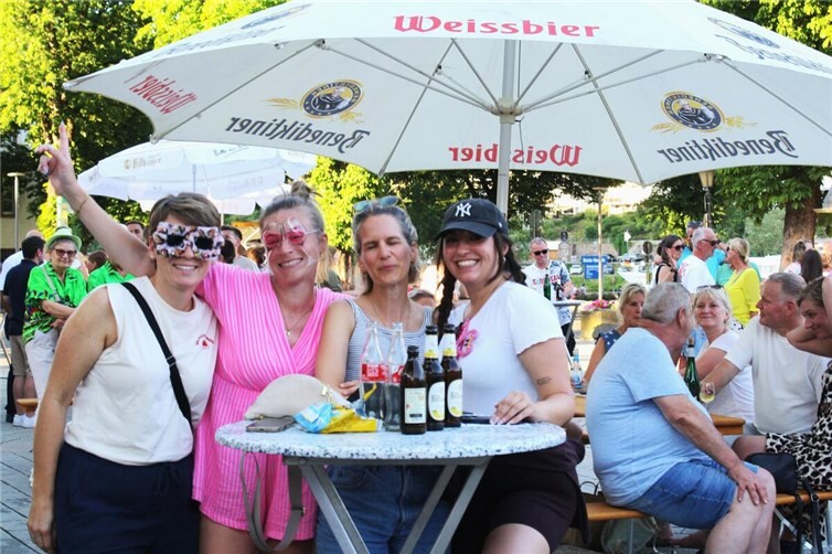 Ausgelassen feiernde Karnevalisten von nah und fern statteten dem Sommerfest der CKG Cochem einen gewogenen Besuch ab.