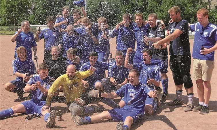 Ausgelassen feierten die Akteure des SV Ochtendung auf dem Spielfeld in Oberzissen sogleich ihren Wiederaufstieg in die Kreisliga B.privat