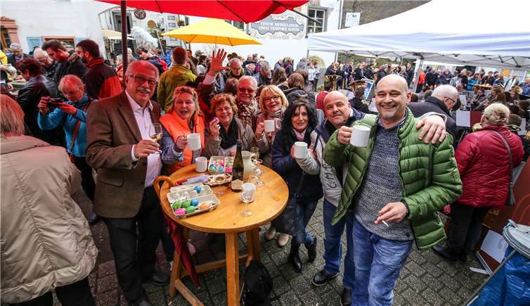 Ausgelassen feierten die Besucher beimOstereierkibben und genossen Wein, Ei und Musik
