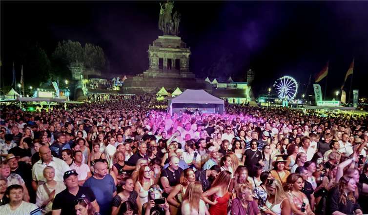 Rhein in Flammen: 400 Drohnen malten Koblenzer Highlights an den Himmel Ausgelassen feierten die Gäste am Deutschen Eck. Fotos: HEP
