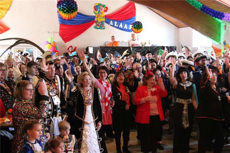 Ausgelassen feierten die Jecken das 33. Brohltaler Narrentreffen im Bürgerhaus von Glees.  Fotos: GS