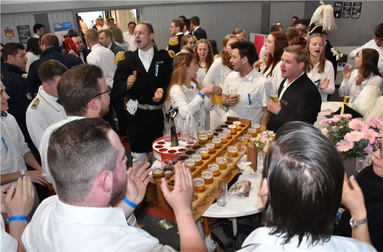 Ausgelassen feierten die Junggesellen und ließen das Bier in Metern fließen.