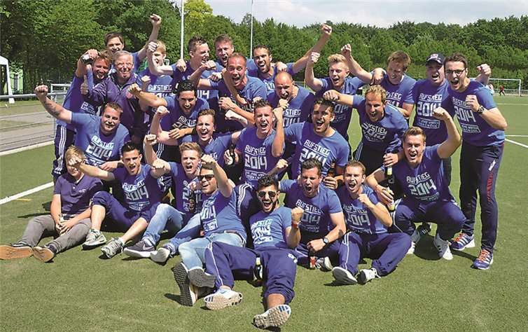Ausgelassen feierten die Oberdreeser den Aufstieg in die Bezirksliga. privat