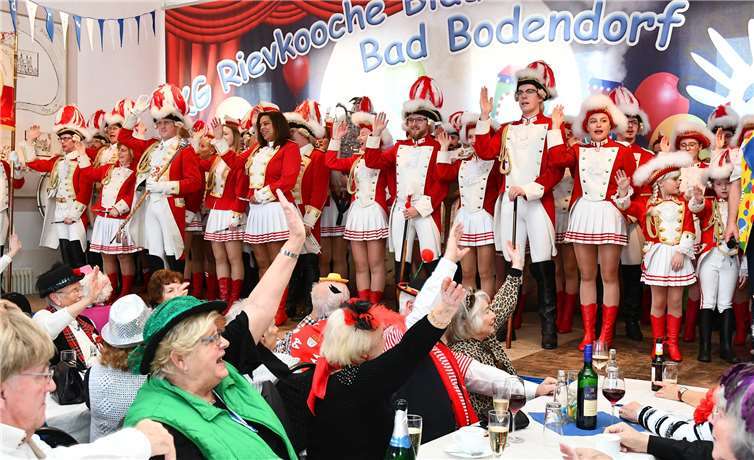 Ausgelassen feierten die Senioren im Bad Bodendorfer Winzerverein Karneval: Die KG Rievkooche hatte wieder ein Programm eigens für die älteren Mitbürger zusammengestellt. Fotos: RASCH