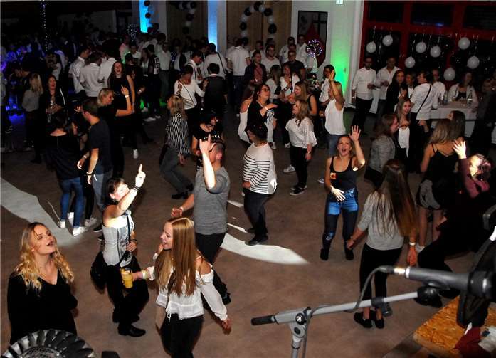 Ausgelassen tanzten die Gäste zur Musik der Partyband „Bosskopp“.