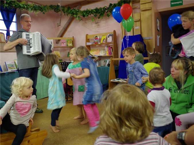 Ausgelassen tanzten die Kinder zu den Akkordeonklängen von „Liedermichel“ Michael Bruchmann.