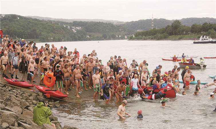 Ausgelassen tauchten die Schwimmer von der Natorampe in die 20 Grad warmen Fluten.DL