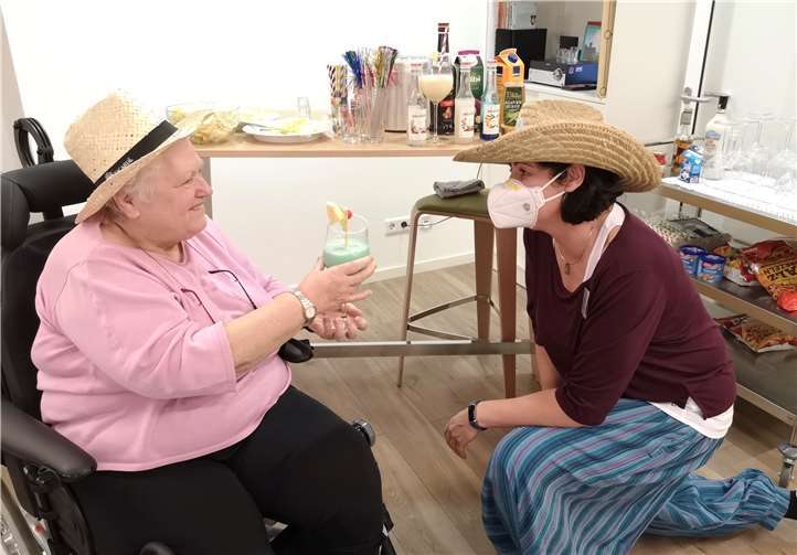 Ausgelassen und fröhlich probierten sich die Bewohner durch die Cocktailkarte.