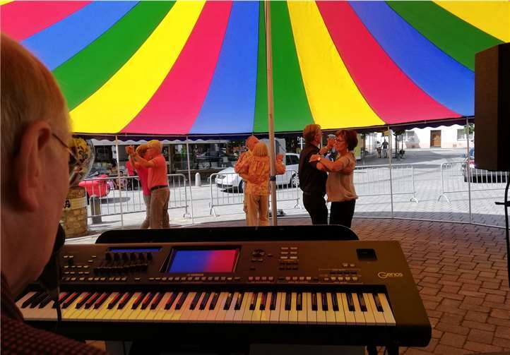 Ausgelassen wird getanzt – mitten auf dem Alexanderplatz. Quartiersmanagement Höhr